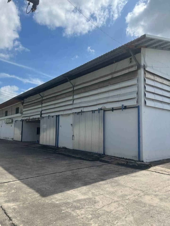 #ให้เช่าโกดังชลบุรี​#ให้เช่าโกดัง-คลังสินค้า✴️ออฟฟิศโกดัง 1,250 ตรม.________________________✴️รายละเอียด✴️-โกดังขนาด 1,250  ตรม. ✴️​(ตรม.ละ100​ บาท)​-โกดัง  500​ ตรม.+250ตรม   (ตรม.ละ​80​ บาท​ )▪️มีหม้อแปลงไฟ 100kva▪️มีออฟฟิศ ▪️ใกล้ถนนสุขุมวิท????ใกล้มอเตอร์​เวย์​????​เงื่อนไข​การเช่า​ราคาค่าเช่า 100-/ตรม-ค่าน้ำหน่วยละ​ 50​ บาท-ค่ารปภ​ ตรม.ละ​ 5​ บาท-ค่าหม้อไฟ​ 5000ค่าเช่า 125,000​บาท/เดือน  ✴️​เงื่อนไขการเช่า-สัญ