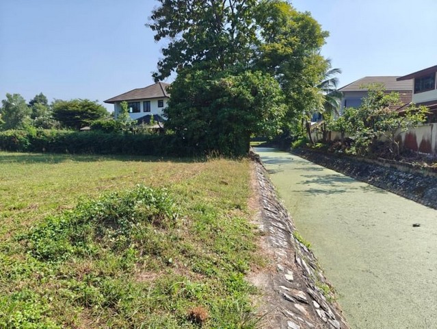 ที่ดินสี่เหลี่ยมผืนผ้า ติดลำเหมือง ในหมู่บ้านเวิร์ดคลับแลนด์ หางดง 