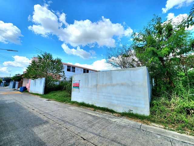 •ที่ดินเปล่าซอยสุขขี 2/5 เนื้อที่ 99 ตรว. ถมแล้ว ล้อมรั้วและทำรางน้ำรอบแปลงแล้ว•หน้ากว้าง 17 เมตร ลึก 21 เมตร ถนนซอยกว้าง 5.4 เมตร ทิศตะวันตกเฉียงใต้•เข้าซอยเพียง 400 เมตร ซอยอยู่ระหว่างปั๊มบางจากและไทยประกันชีวิต•เหมาะสร้างบ้านอยู่อาศัย ห้องเช่า, หอพัก , Home office •สถานที่ตั้ง-ซอยสุขขี 2/5 ถ.รังสิต-ปทุมธานี ต.บางพูน อ.เมืองปทุมธานี จ.ปทุมธานี•สถานที่ใกล้เคียง-ฟิวเจอร์ปาร์ค