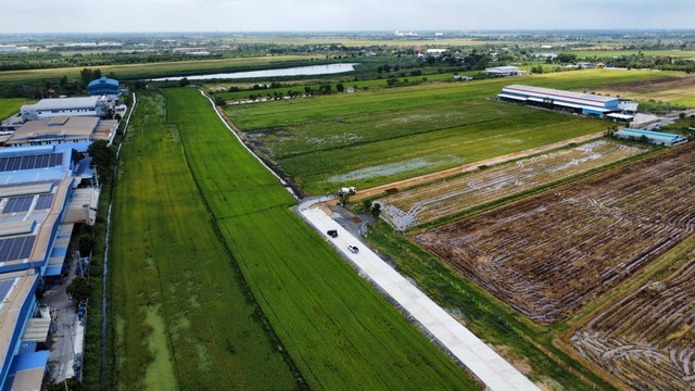 ขายที่ดิน5ไร่-30ไร่อ.เมืองฉะเชิงเทราเขตEECผังสีม่วงจุดสีขาวแปลงสวยหน้ากว้างติดถนนสาธารณะถนนกว้าง 8-10 เมตร รถใหญ่เข้าสะดวก*** แบ่งขายได้ ***ราคาขาย 3,200,000 บาท / ไร่ ที่ตั้ง ถนนตลาดปองพล ตำบลคลองหลวงแพ่ง อำเภอเมืองฉะเชิงเทรา ฉะเชิงเทรา 24000ติดต่อ : คุณภัสพงณ์ 063-409-8164Line : deedaa23เนื้อที่ 10 ไร่ (แบ่งจากแปลง 30 ไร่ สามารถซื้อทั้งหมดได้) หน้ากว้าง 230 เมตร ความลึกประมาณ65 เมตรเหมาะสร้างโรง�