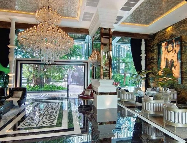 AOM 1466The Riviera Monaco พัทยา เช่า 32,000 บาท เดือน  สัญญา 1 ปีเช่า 35,000 บาท เดือน  สัญญา 6 เดือนขาย 5.5 ลบ. ตกแต่งใหม่ทั้งห้อง ซื้อก่อนสิ้นเดือนมกราคานี้ ลดเหลือ 5.2 ลบ. ห้องขนาด 45 ตรม. Free wifi บริการแม่บ้านทำความสะอาด 2 ครั้ง/เดือน สัตว์เลี้ยงรับได้สุนัข(เล็ก)น้ำหนักไม่เกิน10โล ชั้น 14 ห้องหัวมุม มีอ่างจากุซซี่ริมระเบียง วิวทะเล และ วิวเมือง ชื่อคนไทย ซื้อโอน 50 50 เช่า มัดจำ 2 ล่วงหน้า 1 ทั้งสัญญาปี ห