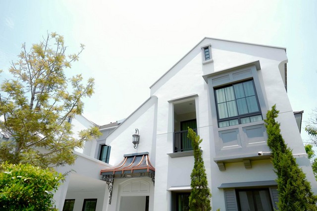 AOM 1465  ขายด่วนราคาดีสุด 39 ล้าน  หมู่บ้านนันทวัน พระราม9-กรุงเทพกรีฑาตัดใหม่ถนน กรุงเทพกรีฑา ซอย กาญจนภิเษก 12 เขตสะพานสูง กรุงเทพ 10240  บ้านเดี่ยวสุดหรู ตกแต่งพร้อมอยู่ สไตล์ฝรั่งเศส   แปลงหัวมุมมีความเป็นส่วนตัว เฟอร์นิเจอร์เครื่องใช้ไฟฟ้าครบพร้อมเข้าอยู่   ราคาขาย 39 ล้านบาท  ค่าโอน 50 50 รายละเอียดทรัพย์ พื้นที่บ้าน 107 ตารางวา พื้นที่ใช้สอย 302 ตรม  Le baron tyle ไซส์ s ห้องนอน 4ห้