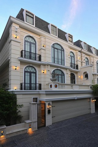 ขายบ้านเดี่ยว The Boulevard Ekamai (เดอะ บูเลอวาร์ด เอกมัย) ขนาด 49.9 ตร.ว. บ้านหรู ตกแต่งพร้อมอยู่  ที่ตั้ง: แขวง คลองตันเหนือ เขตวัฒนา กรุงเทพมหานคร 10110รายละเอียด- บ้านเดี่ยว 3 ชั้น  พร้อม ห้องใต้หลังคา- เนื้อที่ 49.9 ตร.ว. พื้นที่ใช้สอย 500 ตร.ม.- 4 ห้องนอน 5 ห้องน้ำ- ขายพร้อมผู้เช่า - ตกแต่งสวยหรู เฟอร์นิเจอร์ครบจุดเด่น- สระน้ำส่วนตัว- ทำเลมีศักยภาพ- บริษัทออกแบบชั้นนำระดับโลก- ระบบรักษาคว