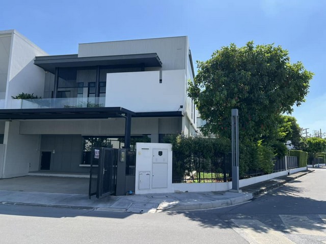 ขายบ้านเดี่ยว วีเว่ บางนา กม. 7 VIVE Bangna-KM.7ขนาด 56.7  ตร.ว. ใกล้ Mega บางนา  บ้านมุม ที่ตั้ง: ถนนบางนา-ตราด กม.7 ต.บางแก้ว อ.บางพลี จ.สมุทรปราการ 10540รายละเอียด- บ้านเดี่ยว 2 ชั้น- เนื้อที่ 56.7 พื้นที่ใช้สอย 225 ตร.ม.- 3 ห้องนอน 4 ห้องน้ำ- จอดรถได้ 3 คัน- บ้านเปล่าจุดเด่น- ทำเลมีศักยภาพ- ใกล้ Mega บางนา- ใกล้ สนามบินสุวรรณภูมิ- ระบบรักษาความปลอดภัยครบครันสิ่งอำนวยความสะดวก- Clubhouse Loft Style- สระว่ายน้ำระบบเก