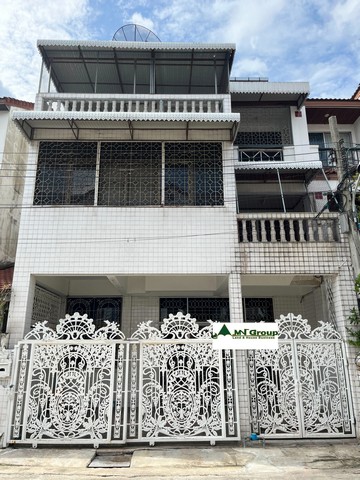 ให้เช่าทาวน์เฮ้าส์3ชั้น  30ตรว.+ ดาดฟ้า-มี4ห้องนอน 3ห้องน้ำ  1โถงใหญ่   1ห้องครัว - พร้อมเฟอร์นิเจอร์ - แอร์2เครื่อง -จอดรถ2คัน-อยู่ถนนพระเจ้าตากสิน41 ธนบุรี แขวงบางปะกอก  เขตราษฎร์บูรณะ กรุงเทพฯ10140 -ตรงข้ามตลาดดาวคนอง สถานที่ใกล้เคียง เซ็นทรัล พระราม 2, บิ๊กซี บางปะกอก ,โลตัส สุขสวัสดิ์ไม่รับสัตว์เลี้ยง /ไม่อนุญาตให้เปิดหรือจดทะเบียนบริษัทให้เช่า20,000เดือน(สัญญาขั้นต่ำเ