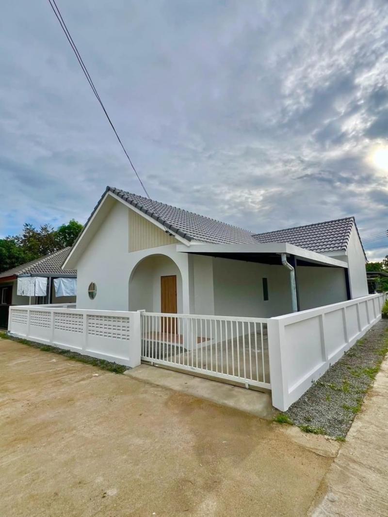 โซนสารภี ขายต่ำกว่าราคาประเมิน 1.89 ล.เท่านั้น 43.4 ตรว. บ้านชั้นเดียว สไตล์มูจิ ประตูด้านหน้าเป็นบานไม้สัก แหล่งชุมชน ไม่เปลี่ยว