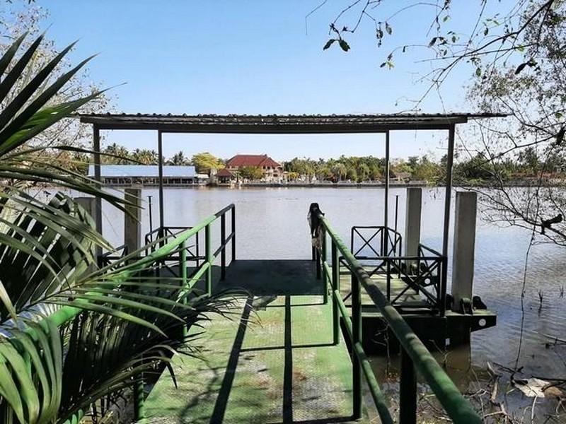 ขายที่ดินติดแม่น้ำแม่กลอง 1-3-99 ไร่ และที่งอกริมตลิ่ง พร้อมสิ่งปลูกสร้างย่านท้ายหาด แม่กลอง สมุทรสงครามพื้นที่สีเขียว พร้อมโป๊ะที่ถูกต้องตามกฎระเบียบของกรมเจ้าท่า ใกล้วัดแม่น้ำ ใกล้อบต.ท้ายหาดราคาขาย 30,000,000 บาท (ค่าโอนค่าภาษีคนละครึ่ง)ที่ตั้ง ตำบล ท้ายหาด อำเภอเมืองสมุทรสงคราม สมุทรสงคราม 75000ติดต่อ : ติดต่อ : คุณภัสพงณ์ 0634098164 ,0813987741Line : deedaa23เนื้อที่ 1-3-99 ไร่ ( และมีที่ง�