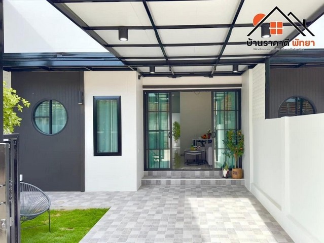 ขายทาวโฮมสร้างใหม่ 3 นอน 2 น้ำ  พิกัด ซอยสยามคันทรี ใกล้แยกมิตรกมล บางละมุง  ชลบุรีรหัส AOM 1470ขนาด 27 ตารางวา 1 ห้องรับแขก 1 ห้องครัว จอดรถในบ้านได้ 2 คันจองวันนี้พร้อมรับของแถมมากมายฟรีบิ้วอินชั้นวางทีวีห้องรับแขกฟรีชุดห้องนอน6ฟุต 1 ห้องพร้อมที่นอนฟรีเคาน์เตอร์ครัวพร้อมซิ้งล้างจานฟรีฮูดดูดควันพร้อมเตาฝังฟรีต่อเติมหลังคาโรงจอดรถพร้อมปูกระเบื้องฟรีปูกระเบื้