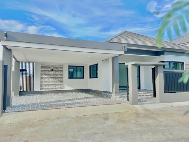 ขาย บ้านสร้างใหม่ มือ1ผ่อนตรงกับเจ้าของ ตำบลโป่ง อำเภอบางละมุง  ชลบุรีรหัส AOM 1469ดาวน์เพียง 1,500,000 ล้าน  บ้านเปล่า พร้อมสระว่ายน้ำ      หน้าบ้านยาว  35 เมตร ที่ตั้ง โป่ง เดินทางไปอ่างมาบประชัน 5 นาทีเงื่อนไขผ่อนตรง ดาวน์เพียง 1,500,000 ผ่อนขั้นต่ำ 50,000/เดือน ดอกเบี้ย 7% ต่อปี ลดต้น ลดดอกระยะสัญญาผ่อน 3ปี ผู้ซื้อ จ่ายค่าโอน ค่าภาษี ทั้งหมด  รายละเอียด 3 ห้องนอน   3 ห้องน้ำสไตล์โมเดิร์