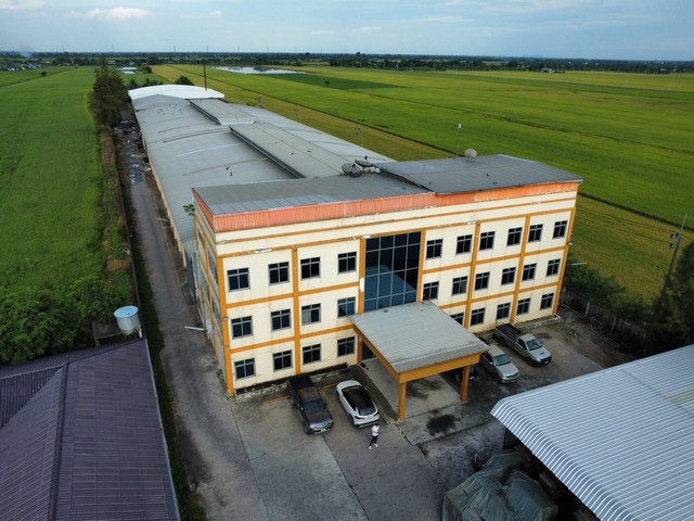 #ขายและเช่าโรงงานฉะเชิงเทรา​#ขาย/#ให้เช่าที่ดินและสิ่งปลูกสร้าง♾️ เนื้อที่ขนาด 10 ไร่????พื้นที่สีเหลือง✴️สามารถขอใบรง .4 ได้ )????ใกล้สนามบินสุวรรณภูมิ-สมุทรปราการ  บางขวัญ  ฉะเชิงเทรา ????​รายละเอียด????-เนื้อที่ดินขนาด 10 ไร่-พื้นที่ทั้งหมดโกดังขนาด 16,000 ตรม.✳️พื้นที่อาคารสำนักงานขนาด   900 ตารางเมตร✳️กำลังไฟฟ้า 800 กิโลวัตต์ พร้อมน้ำประปา????พร้อมพื้นที่สำนักงาน/สำนักงาน 