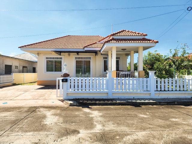 ขายบ้านพร้อมที่ดิน วิลล่าล้านนา 2 ห้องนอน 2 ห้องน้ำ 1 ห้องครัว 1 ห้องนั่งเล่น เพิ่มพื้นที่ระเบียงหน้าบ้านนั่งพักผ่อน หรือสังสรรค์กับคนรักและคนในครอบครัว ทำเลหัวมุม บรรยากาศดี ร่มรื่น เห็นวิวภูเขา ถนนหน้าบ้านกว้างขวาง บนพื้นที่ 78 ตารางวา พร้อมที่จอดรถกว้างขวาง 3 คัน เหมาะกับผู้ที่พักอาศัย มีบริเวณปลูกพืชผักสวนครัว พร้อมให้คุณและครอบครัวอยู่ด้วยกันอย่าง