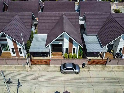 ขายด่วน! บ้านเดี่ยว Luxury Nordic โครงการ The Light 2 by ชนะสุ 52.5 ตร.วา 3 ห้องนอน 2 ห้องน้ำ พร้อมเข้าอยู่ สภาพใหม่มาก .ที่ตั้งโครงการ: The Light 2 by ชนะสุ, ตำบลหอมเกร็ด อำเภอสามพราน จังหวัดนครปฐมแผนที่: https://maps.app.goo.gl/DWXyzhv9FcRyrTxS9.รายละเอียดทรัพย์:- ขนาดที่ดิน: 52.5 ตารางวา- พื้นที่ใช้สอย: ประมาณ 120 ตารางเมตร- 3 ห้องนอน 2 ห้องน้ำ- ต่อเติมครัวและพื้นที่ใช้งาน พร้อมเข้าอยู่ทันที.จุดเด่นของโครงการ:- โครงการสุดพิเศ