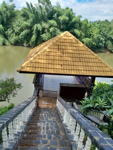 ขายรีสอร์ทติดแม่น้ำแควน้อย กาญจนบุรี หน้าน้ำกว้าง 150 ม.***ขายราคา 35 ล้านบาท *** ( มีเนื้อที่ดิน 32-3-4.1 ไร่ )  ขายรีสอร์ทส่วนตัว ไทรโยค กาญจนบุรี ติดแม่น้ำ แควน้อย 32 ไร่ วิวสวย หน้าน้ำกว้างมาก ขายพร้อมต้นสัก อายุ 10 ปี เกือบ 26 ไร่  ที่ตั้งที่ดิน  : ตำบล ลุ่มสุ่ม อำเภอไทรโยค กาญจนบุรี 71150ขายที่ดิน เนื้อที่ดิน  32-3-4.1 ไร่  อ. ไทรโยค  จ.กาญจนบุรี - ติดถนนสาธารณประโยชน์ ( ถนนดินลูกรัง-ลาดยา