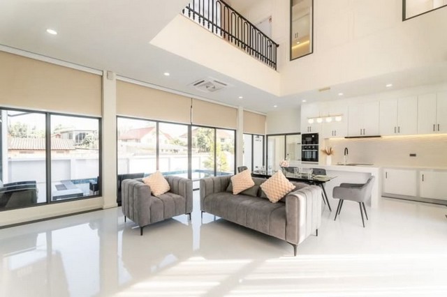 พูลวิลล่าหลังใหญ่ 2 ชั้น ตกแต่งครบ ติดถนน 2 ด้าน แม่เหียะ