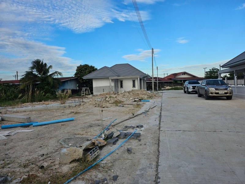 #ขายที่ดินจัดสรรพานทองชลบุรี#เปิดขายที่ดินแบ่งล๊อคพานทองชลบุรี????​หนองหงส์​ชลบุรี​ ​เฟส​ 7​ 8​ 9​ 10✳️ที่ดินจัดสรร​ ล๊อคละ​   50​  ตรว????ราคาขาย​   950,000​  บาท✴️ปกติขายตรว​ ละ​  20,000​  บาท????​ เหลือเพียง​  2​   ล๊อคเท่านั้น#สาธารณูปโภคพร้อม-ทางคอนกรีต.​ 8​ เมตร-น้ำ​  ไฟฟ้า​  พร้อม✴️เหมาะสำหรับท่านที่ต้องการปลูกบ้านตามแบบตัวเอง(  เรามีช่างให้คำปรึกษา​ในการสั่งสร้าง)​✴️เหมาะสำ