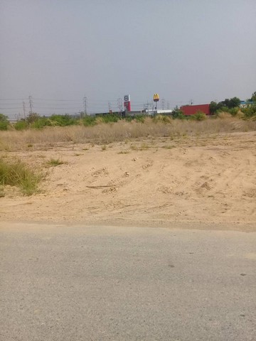 ขายที่ดินจำนวน 4 ไร่ 2 งาน ติดคลองสาธารณะขนาดใหญ่  ถมแล้วเต็มพื้นที่                           (ถมแบบ บดอัดแน่น)  หน้ากว้างติดถนนซอยสาธารณะประมาณ 100 เมตร                                                    ซอยสาธารณะนี้กว้าง  8  เมตร           ที่ดินจัดอยู่ในผังสีเหลือง ของผังเมืองฉะเชิงเทรา ใช้สร้างอาคาร สำนักงาน อพาร์ทเม้นต์   หอพักได้ทำเลที่ตั้งอยู่ในชุมชน ย่านการค้าใกล้ตลาดสด  โรงเรียน  ห้างสรรพสินค้า                            