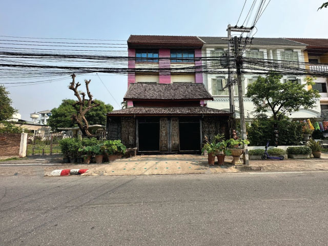 ขายอาคารพาณิชย์สี่ชั้น 2 คูหา ตำบลพระสิงห์ อำเภอเมืองเชียงใหม่ จังหวัดเชียงใหม่ 54.9 ตารางวา 4 ชั้น 3 ห้องนอน 6 ห้องน้ำ ตรงข้ามโรงแรมที.เฮอริเทจข้อมูลทรัพย์ http://tnyurl.au/SC5505รหัสทรัพย์ OPSC55005ขายอาคารพาณิชย์ 4 ชั้น 2 คูหาหันหน้าไปทางทิศใต้ เป็นย่านชุมชนติดถนน ด้านหน้าอาคารมีที่จอดรถ อยู่ในคูเมืองเชียงใหม่ ที่ตั้ง: 114/6 ถนนราชมรรคา ตำบลพระสิงห์ อำเภอเมือง จังหวัดเชียงใหม่ 50200 พ