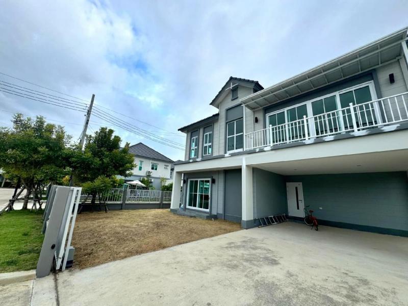 บ้านใหม่หลังใหญ่ ให้เช่า 75ตรว. (วิวสระว่ายน้ำ)-3ห้องนอน   3 ห้องน้ำ 1ห้องครัว-1 ห้องอเนกประสงค์ห้องชั้นล่าง ทำเป็นห้องนอนได้-2 ห้องนั่งเล่น living room ชั้นบน / ชั้นล่าง  -ที่จอดรถได้ 2 คันพื้นที่โครงการ50 ไร่-โครงการมีคลับเฮาส์, ฟิตเนส, สระว่ายน้ำ, ทางวิ่งจ๊อกกิ้ง, สวนสาธารณะ, สนามเด็กเล่น, ลานบาสเก็ตบอล, ระบบรักษาความปลอดภัย 24 ชม., กล้อง CCTV, เข้าออกโครงการด้วยระบบ Easy Pass-โครงการติ