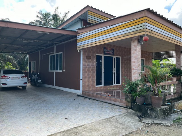 ขายบ้านพร้อมที่ดิน อำเภอเมืองระนอง จังหวัดระนอง เนื้อที่ 98 ตารางวา