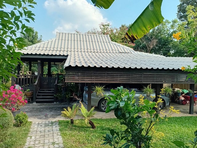 บ้านชาวต่างชาติดูแลอย่างดี ขายถูก! 2 หลังพร้อมที่ดินในหางดง เชียงใหม่  **ที่ตั้ง:** บ้านน้ำแพร่ ต.น้ำแพร่ อ.หางดง จ.เชียงใหม่ **รายละเอียดทรัพย์สิน:**- เนื้อที่ทั้งหมด 380 ตารางวา (โฉนด 3 ใบ) สามารถแบ่งขายได้- บ้านหลังที่ 1: - บ้านชั้นเดียว มี 2 ห้องนอน 2 ห้องน้ำ- ครัวในและครัวนอก- เฟอร์นิเจอร์ครบครัน- แอร์ 3 ตัว- ตู้เสื้อผ้าบิ้วอินในห้องนอน- บ้านหลังที่ 2: - เรือนรับรองบ้านสวนทร