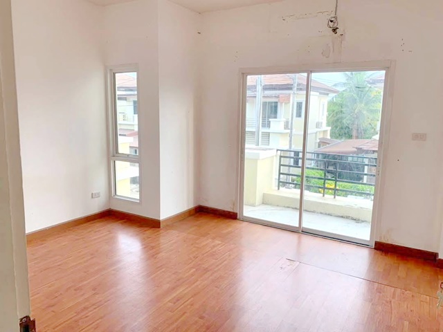 โลตัส .รพ.สุรินทร์รวมแพทย์ 1.8กม.สุรินทร์ 1.7 กม ทาวน์เฮาส์ 2ชั้น 3นอน  3น้ำ 50ตร.วา.210 ตร.ม.1 แอร์ ตลาดไนท์บาร์ซ่า 2 กม.