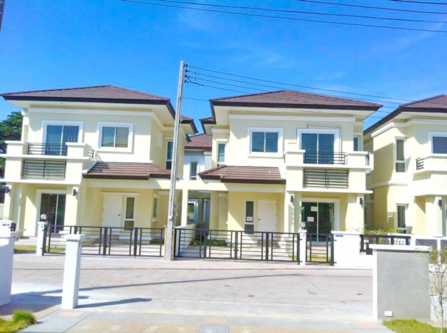 โลตัส สุรินทร์ 1.7 กม. รพ.สุรินทร์รวมแพทย์ 1.8 กม. ทาวน์เฮาส์ 2 ชั้น 3 นอน 3 น้ำ 47 ตร.วา.200 ตร.ม.1 แอร์ เทคนิคสุรินทร์ 3.3 กม ตลาดไนท์บาร์ซ่าสุรินทร์ 2 กม. ให้เช่า 6,999 B-M บูชาสักการะ อนุสาวรีย์พระยาสุรินทรภักดีศรีณรงค์จางวาง Lotus Surin 1.7 km. Surin Ruamphaet Hospital 1.8 km. 2-storey townhouse 3 bed 3 bath 47 sq.wa. 200 sq.m.1 a/c Surin Technical College 3.3 km.shopping areas Surin Night Bazaar Market 2 km. For rent 6,999 B-M Worship Monument of Phraya Surin Phakdi Si Narong Changwang  Educational institutions community areas 47 ตร.วา.200 ตร.ม.47 sq.wa. 200 sq.m.ถ.หลักเมือง ย่าดาตำบล นอกเมื