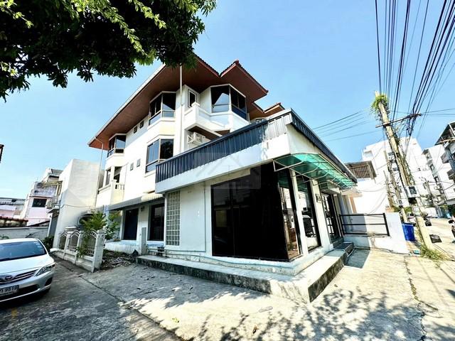 ให้เช่าโฮมออฟฟิศ 3 ชั้น 500 ตรม. ซอยทาวน์อินทาวน์ 2 ถนนศรีวรา ใกล้เลียบด่วนราคาเช่า 60,000 บาท / เดือนที่ตั้ง ถนนศรีวรา ซอยทาวน์อินทาวน์ 2 แขวงพลับพลา เขตวังทองหลาง กรุงเทพมหานคร 10312ติดต่อ : คุณภัสพงณ์ 0634098164Line : deedaa23เนื้อที่ 50 ตารางวา พื้นที่ใช้สอย 500 ตารางเมตร จำนวน 3 ชั้น 5 ห้องนอน 3 ห้องน้ำติดแอร์ทั้งตึก จำนวน 9 เครื่องสถานที่ใกล้เคียง- ใกล้ Central Eastville , Makro ทาวน์อินทาวน์- ใกล้ Lotus รามอิ�