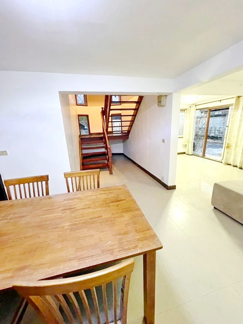 รพ.ปทุมธานี 1.0 กม บ้านเดี่ยว 2 ชั้น โลตัส ปทุมธานี 1.0 กม. 3 นอน 2 น้ำ แม็คโคร 100 ตร.วา.300 ตร.ม. ใจกลางเมืองปทุมธานี ให้เช่า 1 แอร์