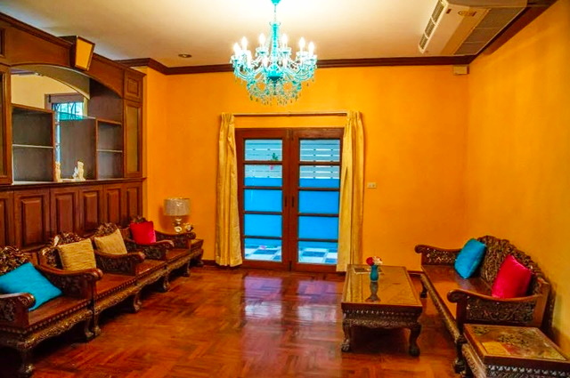 ให้เช่าคฤหาสน์ 6นอน MRT โชคชัย4 1.7กม. บ้านเดี่ยวหลังใหญ่ 3 ชั้น โลตัส โชคชัย4 900 ม. 5 น้ำ ปูหญ้าเทียม 574 ตร.ม.144ตร.วา