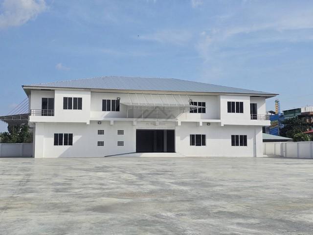 ให้เช่าอาคารสำนักงาน 2 ชั้น เนื้อที่กว่า 2 ไร่ ย่านแบริ่ง ลาซาล สุขุมวิท 107 พร้อมลิฟท์  รีโนเวทใหม่จอดรถกว่า 50 คัน ไม่ไกลจาก BTS แบริ่ง เหมาะทำสำนักงาน ,โกดัง , โชว์รูม หลากหลายธุรกิจราคาเช่า 380,000 บาท / เดือน ( สัญญาขั้นต่ำ 3 ปี ประกัน 2 เดือน ล่วงหน้า 1 เดือน ) ( เช่า 5 ปีขึ้นไปมีส่วนลดพิเศษ )ที่ตั้ง ถนนสุขุมวิท 107 ซอยแบริ่ง 15 ตำบลสำโรงเหนือ อำเภอเมืองสมุทรปราการ จังหวัดสมุทรปร