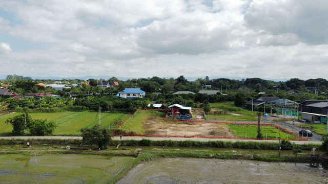 ที่ดินหางดง แม่สบข่า วิวสวย ติดถนน 3 ด้าน ถมให้แล้วบางส่วน น้ำ ไฟ พร้อม ใกล้เดอะจังเกิลคาเฟ่ ชื่อดังเพียง 2 กม.ห่างจากสนามบิน  16 กม. ห่างจากตลาดสดน้ำโท้ง 2 กม. ห่างจากบ้านถวาย 3 กม. เดินทางสะดวกหลายเส้นทาง เหมาะทำบ้านขาย หรือ บ้านพักอยู่อาศัย พื้นที่ ทั้งหมด 366.9 ตารางวา ขายตารางวาละ 9,000 บาท ค่าใช้จ่ายในวันโอนคนละครึ่ง สนใจติดต่อ 094.2893646 มัสรับสายค่ะ