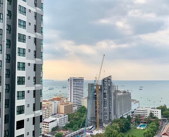 ขายคอนโด The Base 1 ห้องนอน  พัทยากลาง  วิวสระว่ายน้ำและวิวทะเลบางส่วน