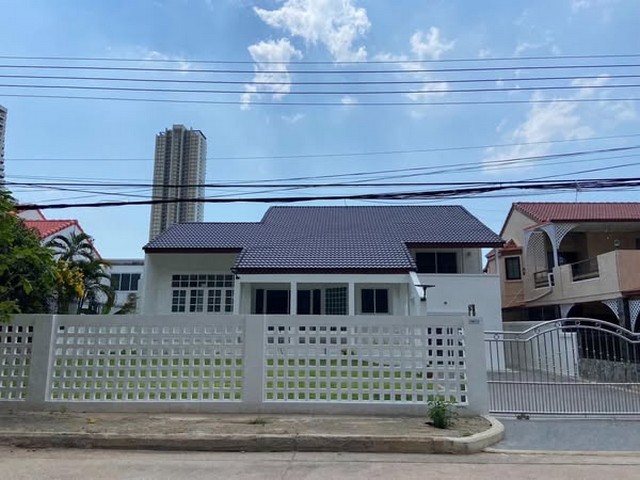 AOM 1489บ้าน 3 ห้องนอน 4 ห้องน้ำ เนื้อที่ 118 ตารางวาสามารถทําสระว่ายน้ำได้ สามารถเดินไปหาดจอมเทียน 400 เมตร ทำเลทอง 15 ล้าน ติดต่อขอรูปและรายละเอียดเพิ่มเติม  สนใจนัดชมสถานที่จริงContact คุณต๋อม 081-925-2443  ,คุณต๋อย 086-542-7078LINE 081-925-2443   LINE 086-542-7078 อสังหาริมทรัพย์ ยินดีรับฝากขาย-เช่า อสังหาริมทรัพย์ทุกชนิด