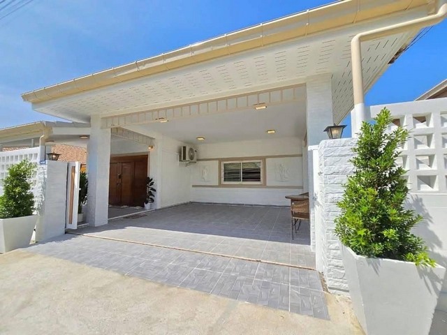 AOM 1488บ้านให้เช่า เพื่อพักอาศัย หมู่บ้านรวิพร หนองไม้แก่น บ้านเดี่ยวพัทยา 85ตรว.3นอน 3น้ำ จอดรถได้2คันเฟอร์นิเจอร์ เครื่องใช้ไฟฟ้าครบ แอร์ ทุกห้อง เครื่องทำน้ำอุ่นทีวี ตู้เย็น เครื่องซักผ้า ไมโครเวฟ กาน้ำร้อน ครบพร้อมอยู่บ้านสภาพใหม่ 95   เฟอร์นิเจอร์ของใช้ ใหม่ทุกชิ้นยังไม่ผ่านการใช้งาน    บ้านสวย สะอาดน่าอยู่  ค่าเช่า 60,000/เดือน ประกัน2 ล่วงหน้า1 เดือน ทำสัญญาติดต