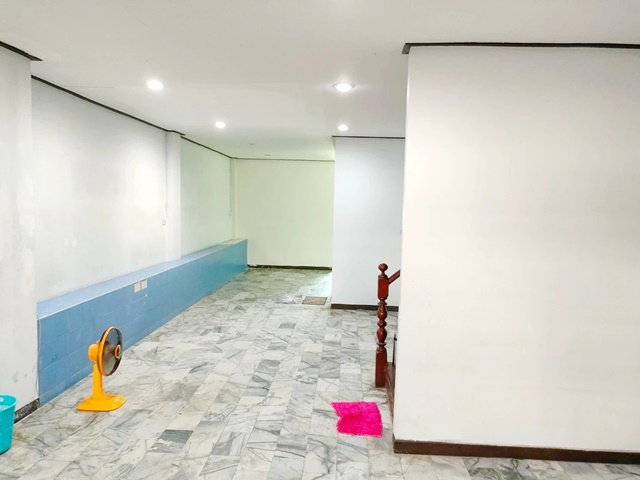 MRTลาดพร้าว71 3.2กม.รร.สตรีวิทยา 2 1.2 กม. 5นอน 3น้ำ  ให้เช่า ทาวน์เฮาส์ 3 ชั้น เซ็นทรัล อีสต์วิลล์ 1.4 กม. มีรถเมล์ วินรถ 4 ล้อเล็กผ่าน