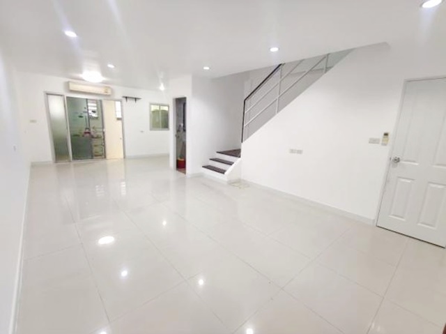 ให้เช่าทาวน์เฮาส์ 3 ชั้น ตลาดอุ่นเรือน 1.7 กม. หนองแขม โลตัส เพชรเกษม 81 600 ม. 3 นอน 3 น้ำ ฟิลม์กระจก ต่อเติมห้องครัว 22 ตร.วา.โฮมออฟฟิศ