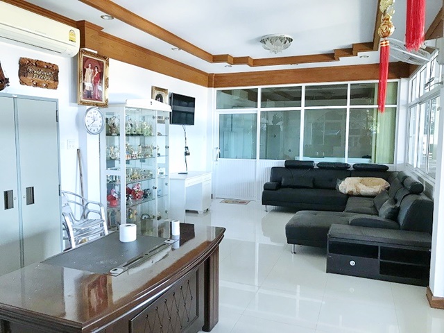 ให้เช่าโชว์รูม ออฟฟิศพร้อมสิ่งปลูกสร้าง สว่างแดนดิน ถูกที่สุดในโลก โลตัส  3งาน 57ตรว. 1,430ตรม. 2นอน 3น้ำ จอดรดได้หลายคัน ติดถนน 8 เลน