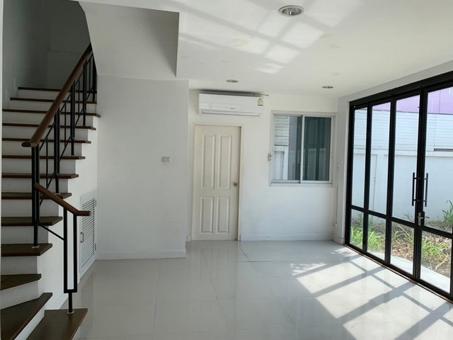 ให้เช่าทาวโฮม   ใกล้มอเตอร์เวย์ ย่านอ่อนนุช ลาดกระบัง  3.5 ชั้นหลังมุม หมู่บ้าน ปรัชญา Bizhome On nuch