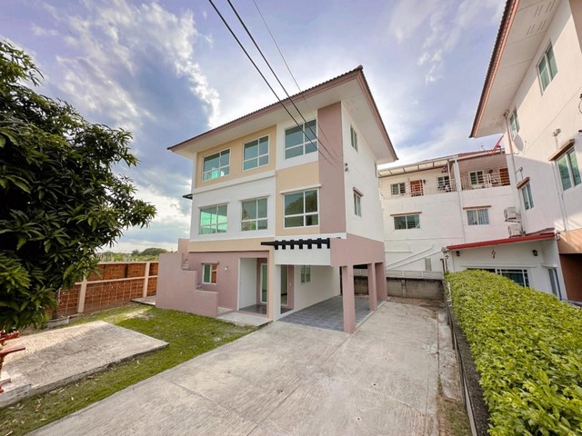 ลดกระหน่ำ 350,000 บาท แถมได้บ้านสวยสภาพดีในทำเลดี ๆ ใจกลางความสะดวกสบายทุกด้าน อยู่แบบครอบครัวใหญ่ได้สบาย ๆ มีใครให้มากกว่านี้ไหม!บ้านเดี่ยว คาซ่า วิลล์ ราชพฤกษ์-แจ้งวัฒนะ✅ ขนาด 75.8 ตร.ว. อยู่แบบครอบครัวสบาย ๆ✅ จำนวน 3 ชั้น 3 ห้องนอน 4 ห้องน้ำ จอดรถได้ 2 คัน✅ ปรับปรุงไฟฟ้า-น้ำให้เรียบร้อย✅ ส่วนกลางมีคลับเฮ้าส์ สวน ฟิตเนส สระว่ายน้ำ✅ เดินทางสะดวกด้วยสะพานพระราม 4 เพื่