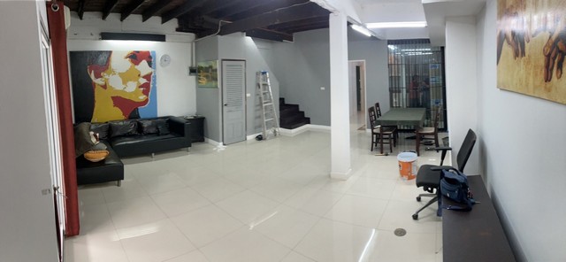 ทาวน์โฮม หมู่บ้านเสนาวิลล่า ลาดปลาเค้า 48 ตรงข้ามตลาดลาดปลาเค้า จรเข้บัว เขตลาดพร้าว ต้อนรับสัตว์เลี้ยง จดบริษัทได้ทาวน์โฮม 2 ชั้น 27 ตร.วา พื้นที่ใช้สอย 142 ตร.ม หน้าบ้านกว้าง 6 เมตร จอดรถได้ 2 คัน 3 ห้องนอน 4 ห้องน้ำ 1 ห้องคนรับใช้  1 ห้องรับแขก 1 ห้องครัว Built in ตกแต่งพร้อมเฟอร์นิเจอร์ และเครื่องไฟฟ้า แอร์ 4 เครื่อง / ตู้เย็น / เครื่องซักผ้า / จาน UBC / TV LED 50นิ้ว / เครื่องทำน้ำอุ่น / �