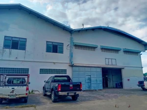 #ขายและให้เช่าโกดังปทุมธานี​#ขายและให้เช่าที่ดินและสิ่งปลูกสร้าง #ขายให้เช่าโกดังหนองเสือปทุมธานี✅พื้นที่ดินทั้งหมด 11 ไร่???? บึงบอน หนองเสือ ปทุมธานี____________________________✴️รายละเอียด✴️????พื้นที่ดินทั้งหมด 11 ไร่????ขนาดประมาณ 2,000 ตารางเมตร????บ้านพักพนักงานอีก 4 หลัง ????มีน้ำบาดาล????พื้นที่ออฟฟิศ  4 เมตร.x16 เมตร 64 ตร.ม????ห้องพัก ห้องคนงาน 10 ห้อง ห้องน้ำ 10 ห้อง????ความสูงระดับคาน หรือหล