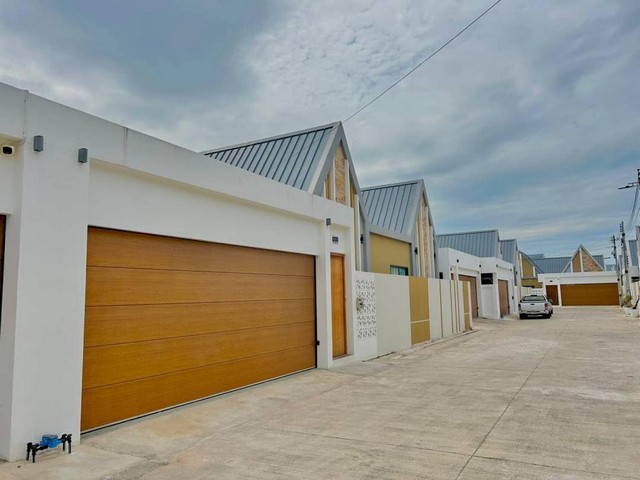 AOM 1500บ้านสภาพดีใหม่ สะอาด น่าอยู่ ดาวน์เพียง 2,000,000 ผ่อนขั้นต่ำ เพียง 70,000/เดือน ระยะสัญญาผ่อน 3 ปี ดอกเบี้ย7% ต่อปี เพียง 11,500,000 ค่าโอน ค่าภาษี ผู้ซื้อโอนเองทั้งหมด  บ้านเดี่ยวพร้อมสระว่ายน้ำส่วนตัว 3ห้องนอน 4 ห้องน้ำ 1ห้องนั่งเล่น  สระว่ายน้ำ ภายในบ้าน ส่วนตัวมากโลเคชั่น  ทุ่งกลมตาลหมัน 26 โครงการบ้านแม่ อยู่ในหมู่บ้าน  มีระบบคีย์กาจ เข้า-ออก ติดต่อขอรูปและรายละเอียดเพิ