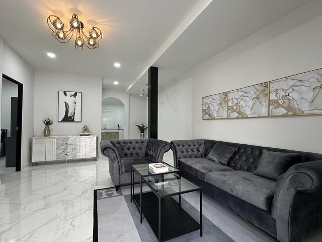 AOM  1498หมู่บ้านพัทยารุ่งเรือง บ้านเลขที่ 50/167 พัทยากลางราคา 2.79 ล้านบาท  2 ห้องนอน 1 ห้องน้ำ 35 ตรว. จอดรถในบ้าน 1 คัน ค่าโอนกรรมสิทธิ์ 50/50ฟรีเฟอร์นิเจอร์ทุกห้องพร้อมอยู่ ยกเว้นของตกแต่งแอร์ 1 ตัวเคาน์เตอร์ครัว เตาปรุงอาหาร เครื่องดูดควันผ้าม่านกัน UV เกรดพรีเมี่ยมปั๊มน้ำ & แทงค์น้ำน้ำไม่ท่วมติดต่อขอรูปและรายละเอียดเพิ่มเติม  สนใจนัดชมสถานที่จริงContact คุณต๋อม 081-925-2443   คุณ