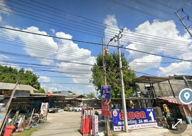 ที่ดินพร้อมอาคารพักอาศัยติดถนนเพชรหึงษ์ใกล้ปากซอย 3 เนื้อที่ 242 ตารางวา@ละ 45,000 บาท ราคาขายรวม 10,890,000 บาท ค่าใช้จ่ายในการโอนกรรมสิทธิ์จ่ายฝ่ายละครึ่ง ที่ดินอยู่ต้น ๆ ของคุ้งบางกระเจ้า เดินทางสะดวก แปลงนี้ราคาประเมินตารางวาละ 30,000 บาท ราคาประเมินรวม 7,260,000 บาท ในที่ดินมีผู้เช่าอยู่สามารถเคลียร์ให้ออกได้ภายใน 30-60 วัน มีน้ำและไฟฟ้า ไม่ต้องถมดิน สามารถปรับปรุงปลูกสร