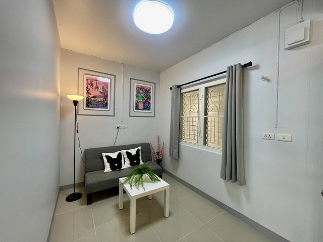 ทำเลดีมาก ตึก 9 ชั้น 4 เอื้อเสมาฟ้าคราม ลำลูกกาคลอง 2 รีโนเวทปรับปรุงใหม่ให้เป็นฟิวด์คอนโด ใกล้สถานีรถไฟฟ้าคูคต เพียง 3.5 กิโลเมตร สงบเป็นส่วนตัว ผ่อนเริ่มต้นเพียง  2,xxx ก็เป็นเจ้าของได้ราคาเพียง 619,000 บาท  ฟรีค่าประเมิน ฟรีค่าใช้จ่ายวันโอนพื้นที่ใช้สอย 31.77 ตร.ม.มี  1 ห้องนอน  1  ระเบียง/ครัว1  ห้องน้ำ 1  ห้องนั่งเล่น - กระจกบานเลื่อน +มุ้งลวด+ เหล็กดัด- ทาสีกึ่งเงาทั้งห้อง เช