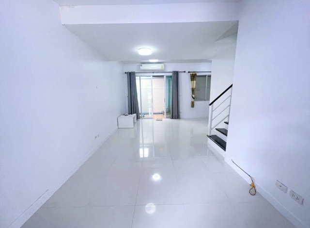 ทาวน์เฮ้าส์ รร.เซนต์โยเซฟ บางนา 700 ม.แจส เออเบิร์น ศรีนครินทร์ 1 กม. 3 นอน 2 น้ำ  21 ตร.วา.170 ตร.ม แม็คโคร 1.9 กม. ถ.สุขุมวิท107