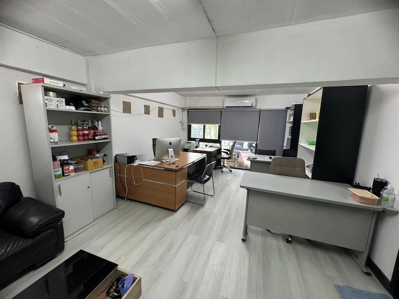 BST772 ขายโกดังลำลูกกาคลอง 3 เพิ่งรีโนเวทใหม่ สภาพพร้อมใช้งาน เข้าออกได้หลายทาง เช่น ซอยลำลูกกา43 ซอยเลียบคลอง 3 , รังสิตธัญญะ คลอง3