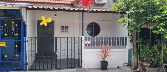 รายละเอียดให้เช่าบ้านทาวน์เฮ้าส์ชั้นเดียว17ตรว.บ้านสวยใหม่2ห้องนอน 1ห้องน้ำ-แถมแอร์1ตัว-บรรยากาศร่มรื่น เงียบ สงบ-เข้า-ออกได้หลายเส้นทาง สิ่งอำนวยความสะดวกครบครัน- ถนนเพชรเกษม ถนนซอยเปโตร  ตำบลท่าข้าม อำเภอสามพราน จังหวัดนครปฐม73110 – ใกล้ตลาด โรงเรียน ห้างสรรพสินค้า ร้านสะดวกซื้อ สิ่งแวดล้อมดี ใกล้แม่น้ำท่าจีน สถานที่ โลเคชั่นใกล้… – โลตัสสามพราน, รพ.เมตตาป