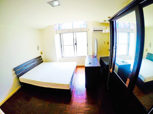 ใจกลางเมือง ถ.รัชดาภิเษก30-34 2 นอน ทาวน์เฮาส์ 2 ชั้น MRT ลาดพร้าว 1.5กม  ม.ราชภัฏจันทรเกษม 1.2กม. 2น้ำ เฟอร์ครบ 17ตร.วา.140 ตร.ม. 2แอร์