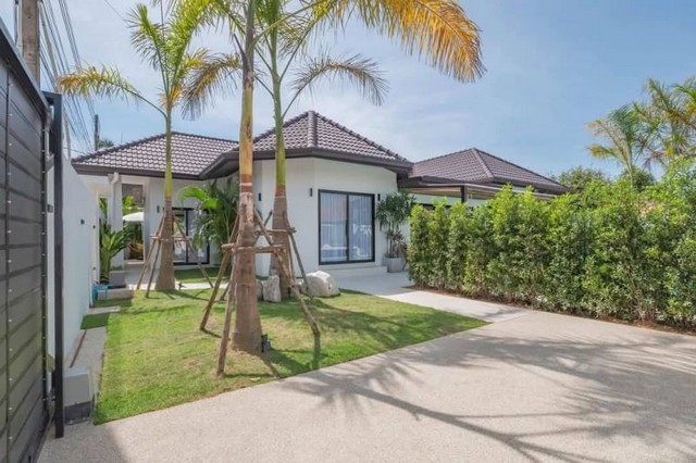 AOM 1506POOL VILLA FOR SALE IN PATTAYA พูลวิลล่าสุดหรู 5 ห้องนอน  ปรับปรุงใหม่ทั้งหมดและตกแต่งโดยดีไซเนอร์ ผู้มีประสบการณ์  สัมผัสประสบการณ์ความหรูหราอย่างแท้จริงในวิลล่าสุดตระการตาแห่งนี้ ปรับปรุงใหม่ทั้งหมดและตกแต่งด้วยเฟอร์นิเจอร์ดีไซเนอร์สุดเก๋ ห้องนอนกว้างขวาง 5 ห้อง – แต่ละห้องมีห้องน้ำในตัว  และทางออกส่วนตัวที่ล็อกได้สู่ระเบียง  หรือสระว่ายน้ำ  ห้องนั่งเล่นทันสมัย 